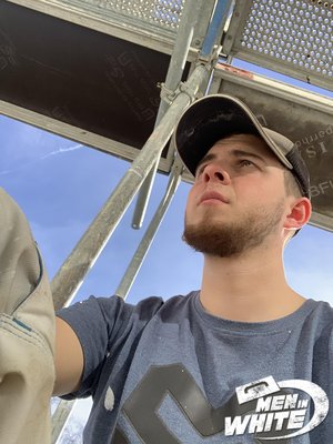 Ende Februar und schön mit Shirt auf dem Gerüst und Fassaden streichen ????