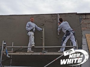 Vater und Sohn am verputzen mit Knauf SuperLupp