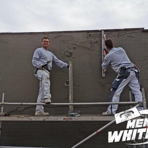 Vater und Sohn am verputzen mit Knauf SuperLupp