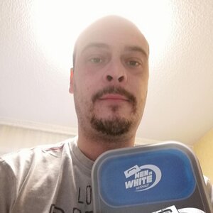 Men in white gestärkt auf geht's