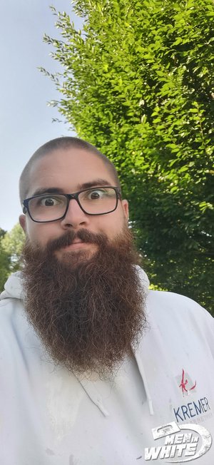 Bäume rund um der Fassade