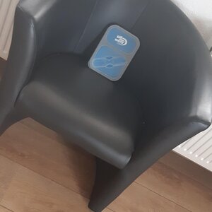 Schön entspannen während Mittagspause im sessel