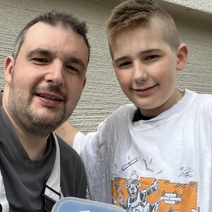 Sohn und Vater vor Besenstrich zum Vesper