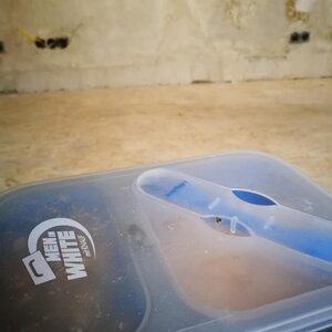 Erst wird das Mittagessen und dannach die Wand verputzt. Beides mit Knauf ;)