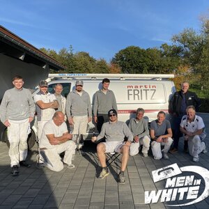 Mit versammelter Mannchaft auf dem Chef-Platz neben dem Chef ein Kühlgetränk genießen