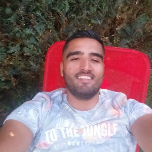 Unser Bauleiter Kaya schön am Entspannen im Grünnen