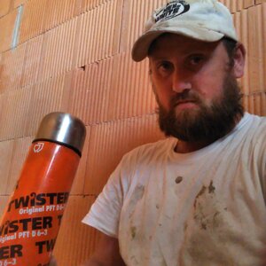 Ein Man in White braucht keine Pause ein Man in White gibt dem Werkzeug nur Zeit zum Erholen