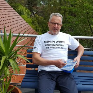 men in white box-enstop