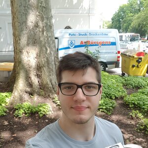 Natur vor der Stuckfassade