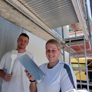 Men und Women in White, mit Sm 700 armiert und Scheibenputz gestrichen