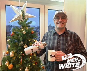 Aus Klimaschutzgründen ist unser Baum schon seit Jahren eine Kunsttanne! Frohe Weihnachten!